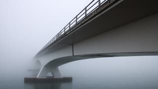 Zeelandbrug in dichte mist