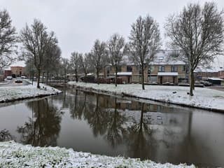 Witte wereld en een mooie weerspiegeling