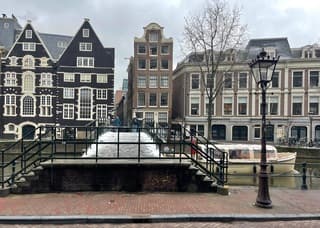 In de bomen en op daken en bruggetjes ligt nog sneeuw. De stoep grotendeels droog