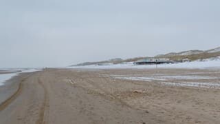 Verlaten wit strand 