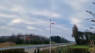 Bewolking wordt dunner boven een winderig Texel 