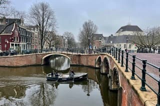 Windstil en koud, te koud om gezellig te lunchen op het water zoals hier maar sommigen zijn die-hards kennelijk