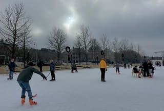 Dat is de zon achter de wolken en probeert er doorheen te prikken