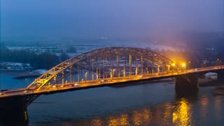 De Waalbrug tijdens de ochtend 