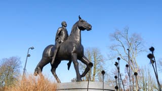 De graaf van Horne onder een strakblauwe lucht