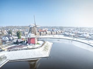 Zonnig Dokkum in de sneeuw 