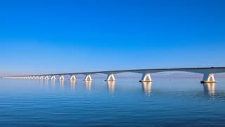 Strakblauw bij de Zeelandbrug