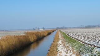 Prachtig, een witte wereld en blauwe lucht