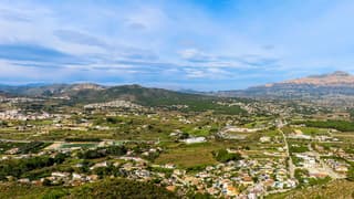 Zonnig, lichte wolkensluiers boven de Costa Blanca