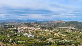 Zonnig, lichte wolkensluiers boven de Costa Blanca