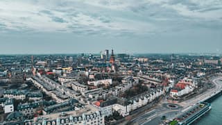 De Waalkade tijdens een grijze ochtend