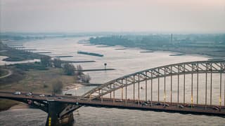 Een kijkje vanaf de Waalbrug