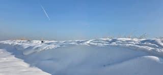 Sneeuwresten en een blauwe lucht in de provincie Groningen 