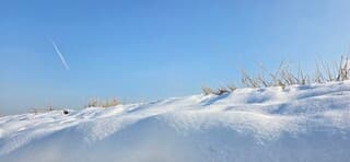 Sneeuwresten en een blauwe lucht in de provincie Groningen 