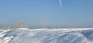 Opkomende bewolking boven sneeuwresten vanmiddag 