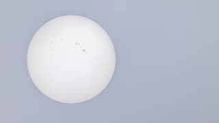 Zonnevlekken op een Grijs Waterig Zonnetje 