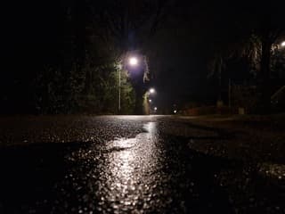 Het ijzelt hier,t,is glad op de weg...