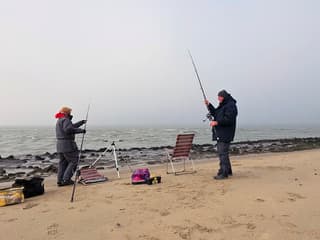 Rond 3 uur werd het steeds mistiger aan zee..de mannen zijn..