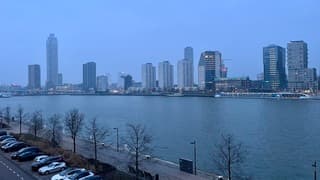 Licht nevelig aan de Nieuwe Maas 