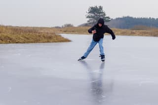 Het kin net… zelfs op Ameland lukte schaatsten ze op natuurijs door deze jongeman