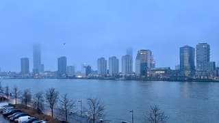 Toenemend nevelig , kop wolkenkrabbers zijn aan het  verdwijnen 