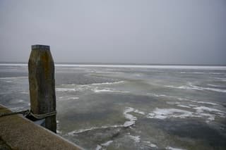 Kruiend ijs grijze dag bij het IJsselmeer