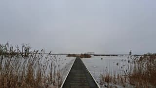 Vlonderpad in Winterse koude wereld