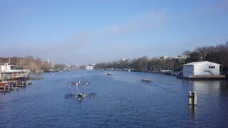 Zonnig weer langs de Amstel in Amsterdam met roeiers 
