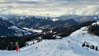 Kirchberg in Tirol zuidhellingen beetje sneeuwloos maa op de pistes is zat sneeuw aanwezig