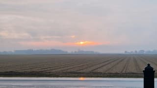 Zonsopkomst terwijl het regent op Texel 