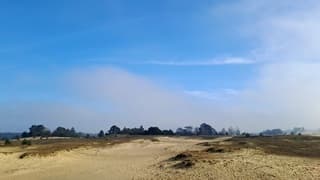 Zon en sluierbewolking met een koude wind 