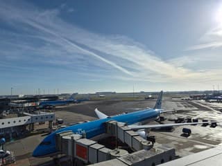 Zon en vliegtuigstrepen