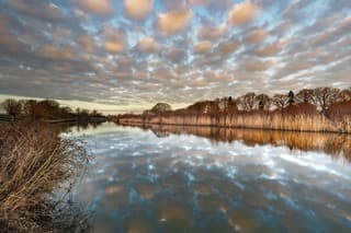 Mooie wolkjes sieren de Linge rond half negen