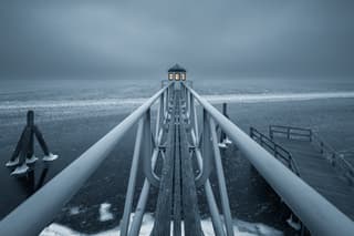 De peilschaal bij Oostmahorn uitkijkend over een deels bevroren Lauwersmeer...