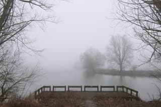 Kijkend over het water vol in de mist 