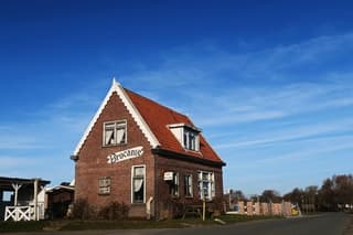 Blauwe lucht met sluierwolken