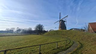 Zonnig, blauwe luchten en wat bewolking boven deze molen
