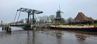 Grijs bewolkt winterweer in de provincie Groningen 