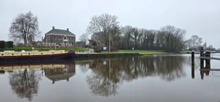 Mooie weerspiegeling in het water van het Reitdiep vanmiddag 
