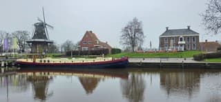 Grijs weer en weerspiegeling in het water in Garnwerd 
