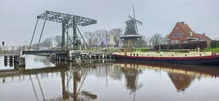 Weerspiegeling in het water van het Reitdiep in Garnwerd 