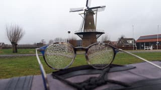 molen regen druppels op bril