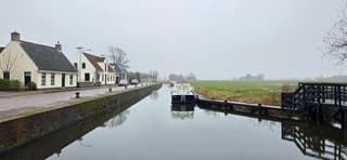 Grijs weer en weerspiegeling in het water vanmiddag 