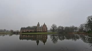  Windstil en grijs, weerspiegeling Middeleeuws kasteel (Rechteren) in Dalfsen, tijdstip foto 16.28 uur.