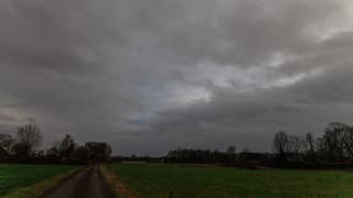 Talrijke regenbuien met wat opklaring in de lucht