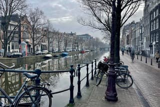 Weinig wind en veel wolken vanmorgen in Amsterdam