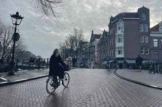 Natte weg maar het is verder droog. De zon heeft het moeilijk vanmorgen 