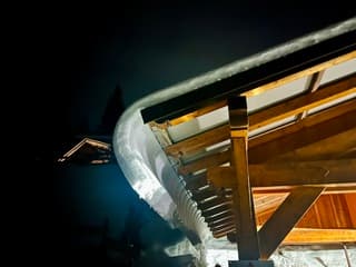 Sneeuw van het dak gekruld in Les Carroz (Frankrijk)