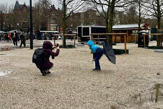 Het beste is maar gewoon lol maken met dit weer. 