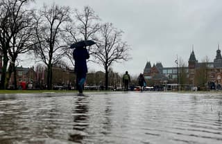 Museumplein is vandaag Museum-meer. Totaal verzadigd door de vele regen is het beste op de paden te blijven die niet onder water staan. 